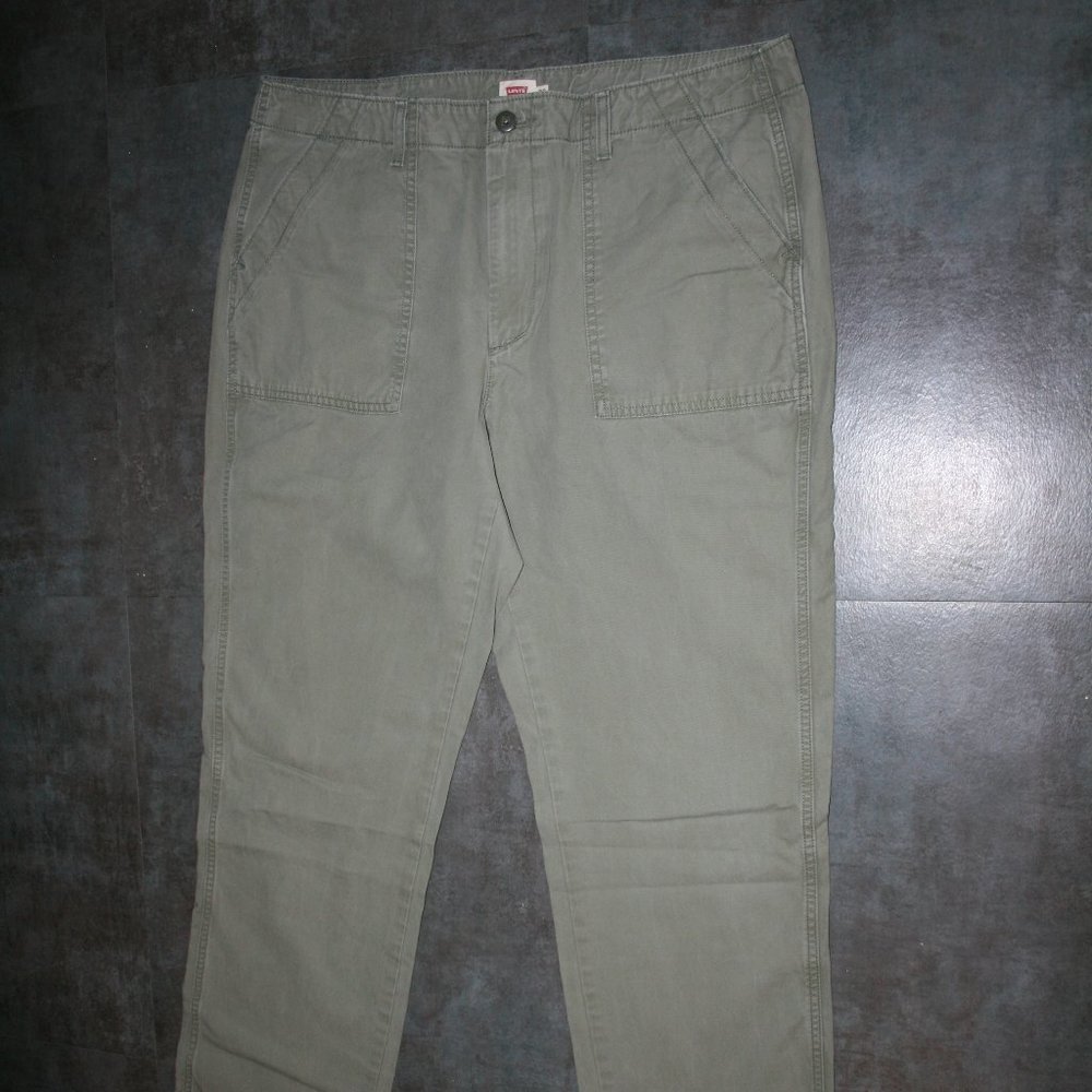 LAST CHANCE - Levi's Khaki Pants